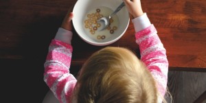 Beitragsbild des Blogbeitrags Tischmanieren bei Kleinkindern – darauf sollte man achten