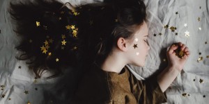 Beitragsbild des Blogbeitrags So viel Schlaf brauchen Kinder