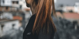 Beitragsbild des Blogbeitrags Stylisch unterwegs mithilfe der Glättbürste: So funktoniert’s