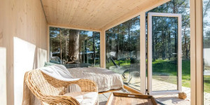 Beitragsbild des Blogbeitrags Ein Rückzugsort für die ganze Familie: Ein modernes Gartenhaus auf einem Fundament aus Holz 