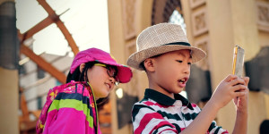 Beitragsbild des Blogbeitrags Pädagogischer Umgang mit dem Handy bei Kindern – Kinder sicher an Smartphones heranführen