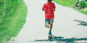 Beitragsbild des Blogbeitrags Roller für Kinder: Vorteile und Unterschiede im Detail