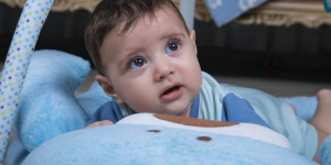 Beitragsbild des Blogbeitrags Das besondere Babykissen: Das ideale Geschenk für junge Familien