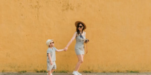 Beitragsbild des Blogbeitrags Stylisch unterwegs als Mama – Angesagte Looks für Alltag und Freizeit mit Kind 