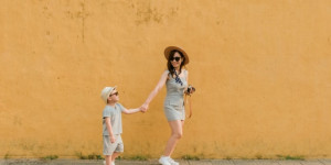 Beitragsbild des Blogbeitrags Stylisch unterwegs als Mama – Angesagte Looks für Alltag und Freizeit mit Kind