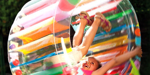 Beitragsbild des Blogbeitrags Welche Spielzeuge fördern die motorischen Fähigkeiten bei Kindern?