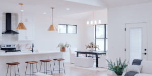 Beitragsbild des Blogbeitrags Wohntrend offene Küche: Pro und Kontra der modernen Wohnraumgestaltung 