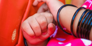 Beitragsbild des Blogbeitrags Kinderschmuck für Mädchen und Jungen: Worauf Sie beim Kauf achten