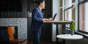 Beitragsbild des Blogbeitrags Bewegung am Schreibtisch – so halten Sie sich während der Arbeit fit 