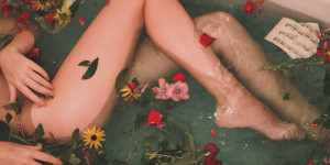 Beitragsbild des Blogbeitrags Sugaring: Körperbehaarung sanft entfernen mit Zucker