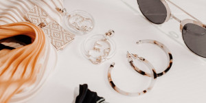Beitragsbild des Blogbeitrags Wie du den richtigen Schmuck für dein Outfit wählst