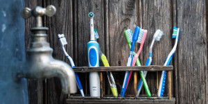 Beitragsbild des Blogbeitrags Elektrische Zahnbürste vs. Handzahnbürste: Ein Vergleich 