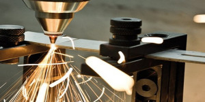 Beitragsbild des Blogbeitrags Geschichte des Laser-Metallschneidens und seine Auswirkungen auf verschiedene Branchen