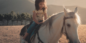 Beitragsbild des Blogbeitrags Schöne Geburtstagsgeschenke für pferdebegeisterte Kinder 