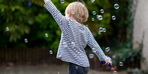 Beitragsbild des Blogbeitrags Wie sieht eine kindergerechte Terrasse aus?
