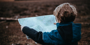 Beitragsbild des Blogbeitrags Unterwegs mit Kindern: Mit diesen Spielen verfliegt die Zeit wie im Flug!