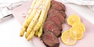 Beitragsbild des Blogbeitrags Zartes Angus-Rinderfilet mitZitronenspargel aus dem Ofen. 