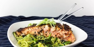 Beitragsbild des Blogbeitrags Lachs auf Avo-Zoodles 