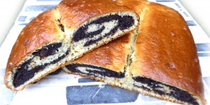 Beitragsbild des Blogbeitrags Mohnstrudel aus Topfenteig (Quarkteig)
