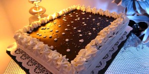 Beitragsbild des Blogbeitrags Schokotorte mit Birnen und Nougatmousse