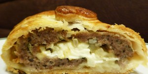 Beitragsbild des Blogbeitrags Faschiertes im Blätterteig mit Feta