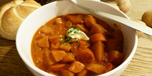 Beitragsbild des Blogbeitrags Kartoffelgulasch mit Debreziner 