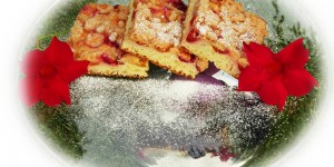 Beitragsbild des Blogbeitrags Plums cake from the tin with curd and cream and deslicious cinnamon crumbles