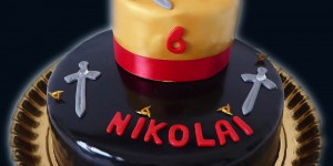 Beitragsbild des Blogbeitrags „Ninjago“ Torte – Schokoladetorte mit zweierlei Cremen – Schoko und Nougat und Biskuit mit Himbeercreme 