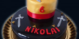 Beitragsbild des Blogbeitrags „Ninjago“ Torte – Schokoladetorte mit zweierlei Cremen – Schoko und Nougat und Biskuit mit Himbeercreme