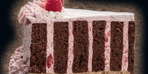 Beitragsbild des Blogbeitrags Wickeltorte mit Himbeer Fülle und Knusperboden