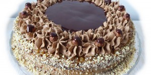 Beitragsbild des Blogbeitrags Haselnuss-Nougat-Karamell Torte