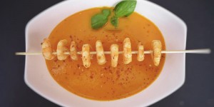 Beitragsbild des Blogbeitrags Tomaten-Kokos-Suppe mit marinierten Garnelen