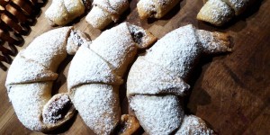Beitragsbild des Blogbeitrags Nusskipferl aus Rahmteig