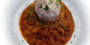 Beitragsbild des Blogbeitrags Eierschwammerlgulasch mit Semmelknödel