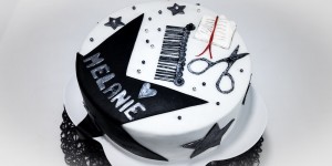 Beitragsbild des Blogbeitrags Motivtorte, gefüllt mit Himbeer und Heidelbeercreme zwischen flaumigen Biskuit