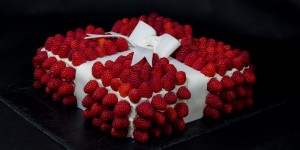 Beitragsbild des Blogbeitrags Schokotorte mit Mascarpone-Nougatcreme und Himbeeren 