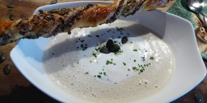 Beitragsbild des Blogbeitrags Steirische Schilcherrahmsuppe mit Käferbohnenstangerl