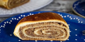 Beitragsbild des Blogbeitrags Saftiger Nussstrudel 