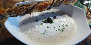 Beitragsbild des Blogbeitrags Steirische Schilcherrahmsuppe mit Käferbohnenstangerl