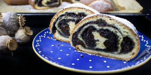 Beitragsbild des Blogbeitrags Mohnstrudel mit “besoffenen” Pflaumen 