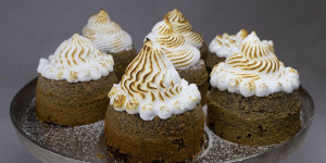 Beitragsbild des Blogbeitrags Mohntörtchen mit Schneehaube