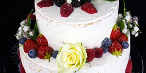 Beitragsbild des Blogbeitrags Naked Cake mit Rosen und Früchten