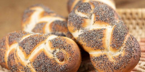 Beitragsbild des Blogbeitrags Mohnflesserl – Mohnweckerl – Mohnstriezerl – Mohnzopf