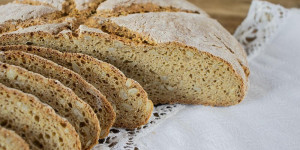 Beitragsbild des Blogbeitrags Einkorn-Vollkorn Brot mit Sonnenblumenkernen 