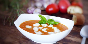 Beitragsbild des Blogbeitrags Ofenparadeissuppe mit Büffelmozzarella 