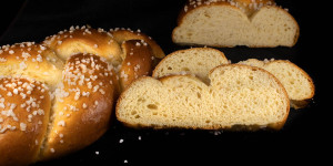 Beitragsbild des Blogbeitrags Topfenstriezel mit Germ (Hefe)