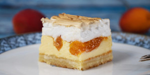 Beitragsbild des Blogbeitrags Marillen-Topfen-Kuchen mit Schneehaube