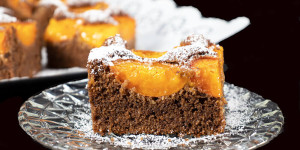 Beitragsbild des Blogbeitrags Haselnuss-Schokoladen Marillen Kuchen
