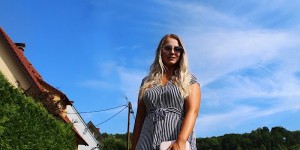 Beitragsbild des Blogbeitrags #lookbook - So kombinierst Du Sommerkleid und Sneakers.