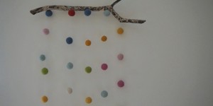 Beitragsbild des Blogbeitrags DIY-PomPom-Mobile fürs Kinderzimmer | Gastbeitrag die kleine botin